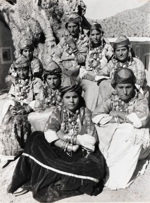 tahala region du souss. femmes juives en costume traditionnel. credit collection sarah assidon pinson © adagp paris 2020